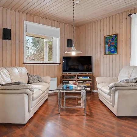 Stunning Home In Ebeltoft With Wifi