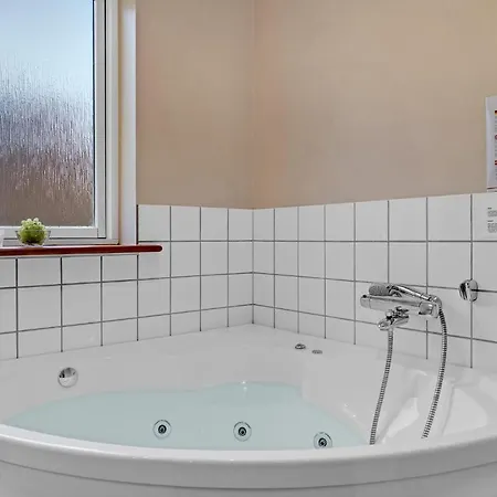 Stunning Home In Ebeltoft With Wifi Эбельтофт